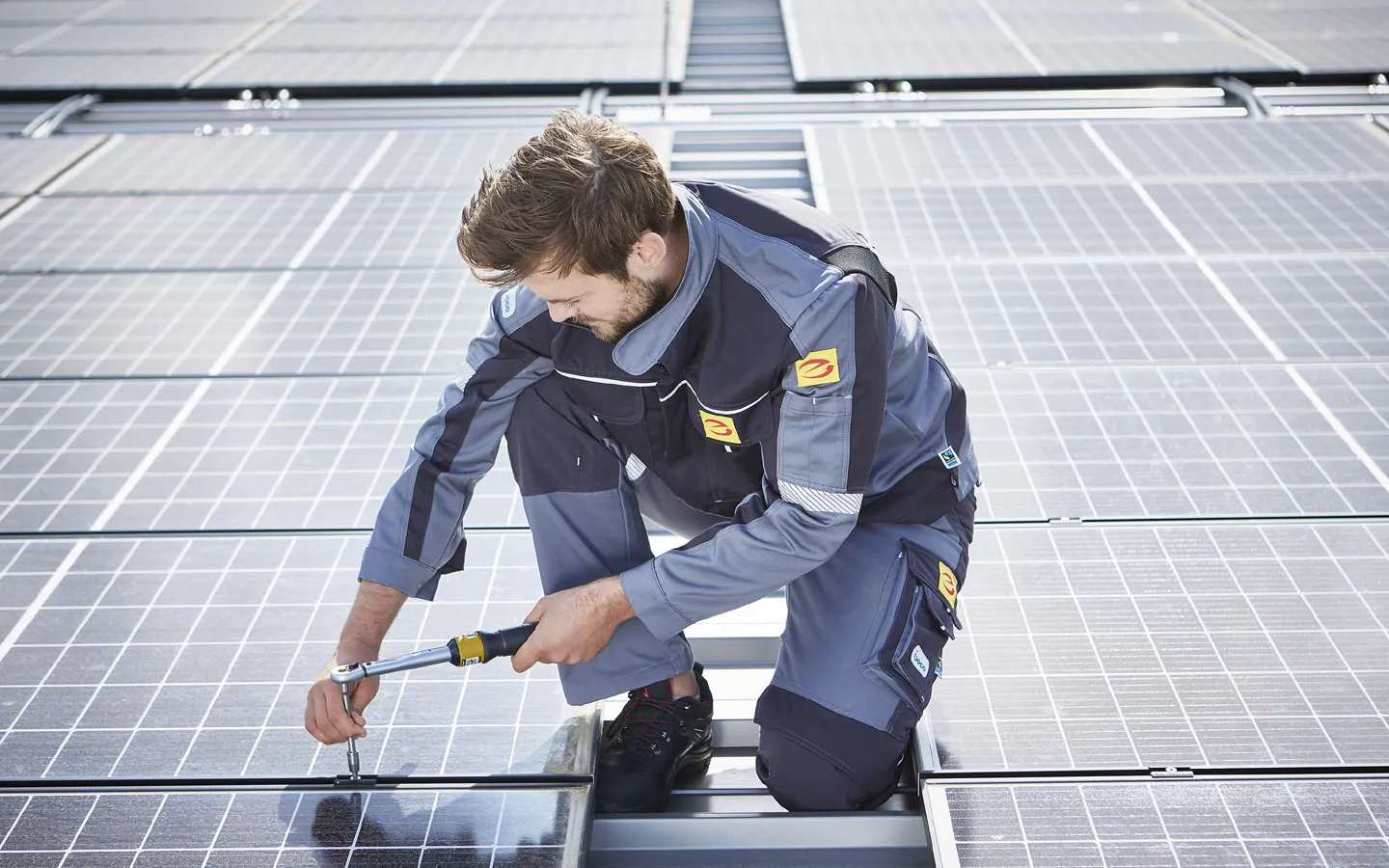 E-CHECK E-Mobilität - Mitarbeiter montiert auf dem Dach die neuen Solarmodule &middot; Elektro-Diehm